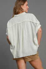 Load image into Gallery viewer, Umgee Linen Blend Top with Frayed Placket in Oatmeal
