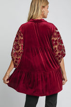 Load image into Gallery viewer, Umgee Velvet Lace Sleeve Tunic Top in Wine
