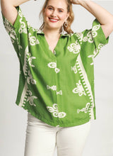 Load image into Gallery viewer, Umgee Oversized Border Print Top in Green
