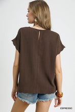 Load image into Gallery viewer, Umgee Scallop Hem Linen Blend Top in Espresso
