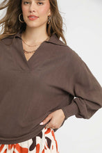 Load image into Gallery viewer, Umgee Solid Color Linen Blend Top in Ash Brown
