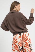 Load image into Gallery viewer, Umgee Solid Color Linen Blend Top in Ash Brown

