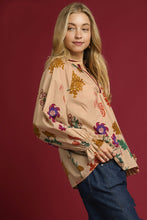 Load image into Gallery viewer, Umgee Floral Print Top with Contrasting Collar in Tan Mix
