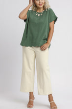 Load image into Gallery viewer, Umgee Scallop Hem Linen Blend Top in Palm Green
