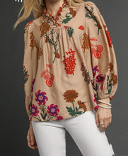 Load image into Gallery viewer, Umgee Flower Print Top with Scalloped Details in Tan Mix
