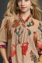 Load image into Gallery viewer, Umgee Flower Print Top with Scalloped Details in Tan Mix
