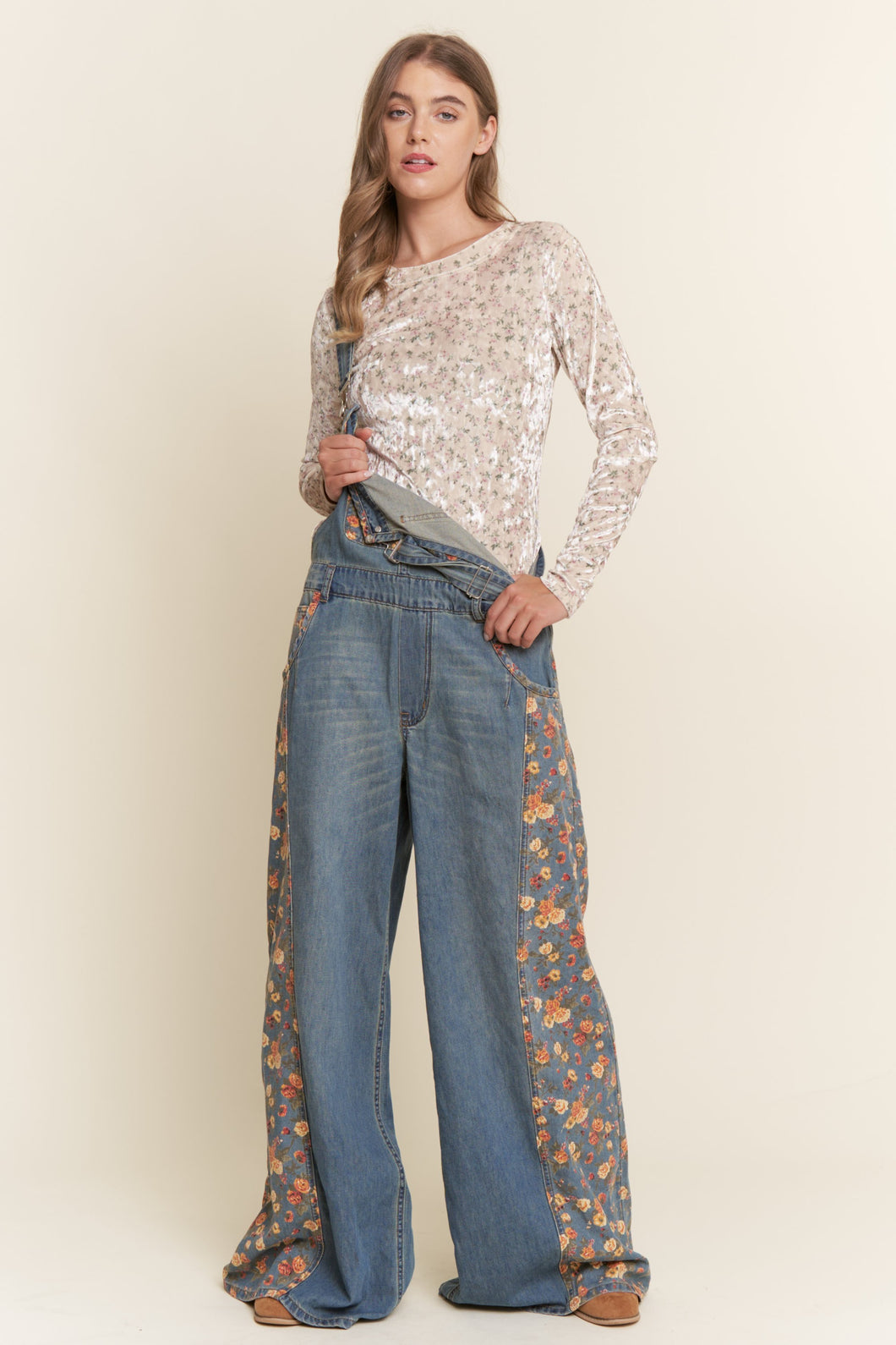 J.nna FITTED Floral Print Velvet Top in Pink Blush