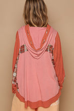 Load image into Gallery viewer, POL OVERSIZED Cotton and Plaid Hooded Top in Blush Brick
