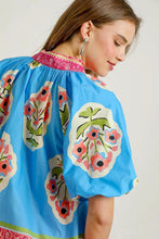 Load image into Gallery viewer, Umgee Floral Print Top with Contrasting Print Trim in Blue

