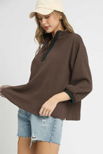 Load image into Gallery viewer, Umgee Waffle Knit Pullover Top with Contrasting Trim in Coffee
