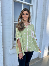 Load image into Gallery viewer, Easel Flower Patterned Cotton Gauze Top in Sage
