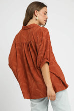 Load image into Gallery viewer, Umgee Solid Color Jacquard Textured Leaf Pattern Top in Rust
