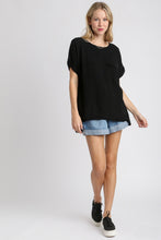 Load image into Gallery viewer, Umgee Solid Color Linen Blend Boxy Cut Top in Black Shirts &amp; Tops Umgee   
