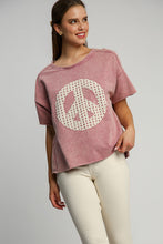 Load image into Gallery viewer, Umgee Lace Applique Peace Sign Top in Mauve
