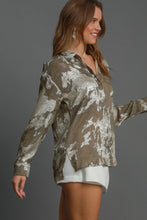 Load image into Gallery viewer, Umgee Collared Metallic Top in Taupe
