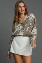 Load image into Gallery viewer, Umgee Collared Metallic Top in Taupe
