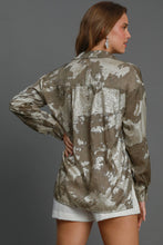 Load image into Gallery viewer, Umgee Collared Metallic Top in Taupe
