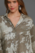 Load image into Gallery viewer, Umgee Collared Metallic Top in Taupe
