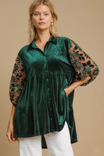 Load image into Gallery viewer, Umgee Velvet Lace Sleeve Tunic Top in Hunter Green
