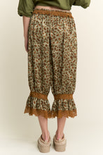 Load image into Gallery viewer, J.nna Mixed Print Laced Trimmed Capri Pants in Olive
