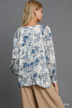 Load image into Gallery viewer, Umgee Lurex Floral Print Top in Blue
