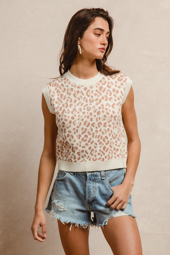 BiBi Lightweight Knit Leopard Print Sleeveless Sweater Top in Ivory/Tan