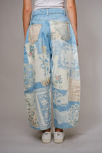 Load image into Gallery viewer, Blue B Patch Print Barrel Leg Jeans in Light Denim
