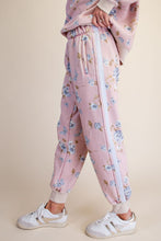 Load image into Gallery viewer, Easel Signature Printed Washed Joggers in Cotton Pink
