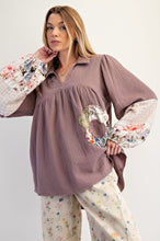 Load image into Gallery viewer, Easel Patched Detail Cotton Gauze Top in Mocha
