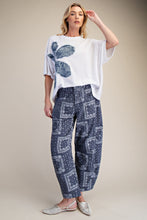 Load image into Gallery viewer, Easel Bandana Flower Top in White
