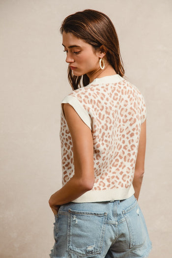 BiBi Lightweight Knit Leopard Print Sleeveless Sweater Top in Ivory/Tan