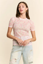 Load image into Gallery viewer, J.nna FITTED Print Top in Floral Pink
