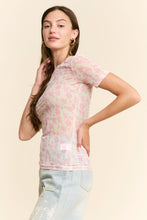 Load image into Gallery viewer, J.nna FITTED Print Top in Floral Pink
