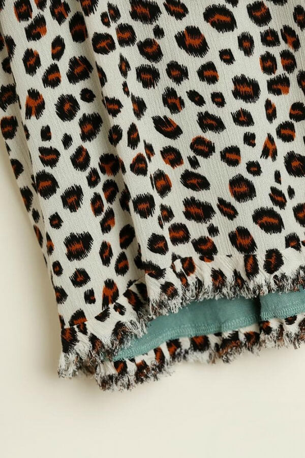 Leopard Print Accessories For Summer - une femme d'un certain âge